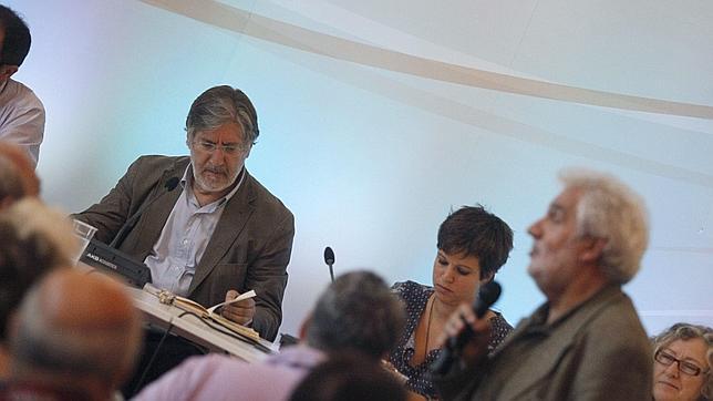 El candidato a secretario general del PSOE, José Antonio Pérez Tapias, junto a la dirigente Beatriz Talegón