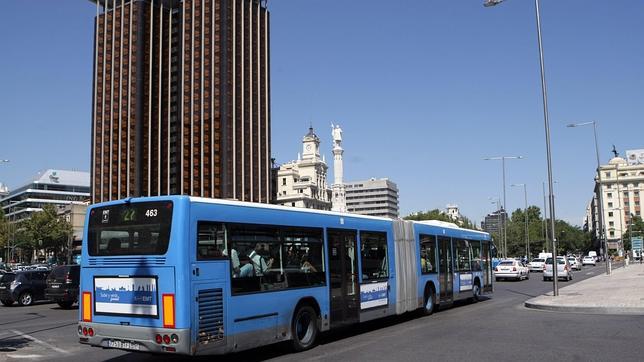 Autobuses de la EMT circulando por la ciudad