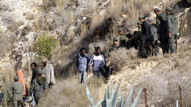 Unos 150 inmigrantes quedan atrapados en la valla de Melilla en un asalto de 400 subsaharianos