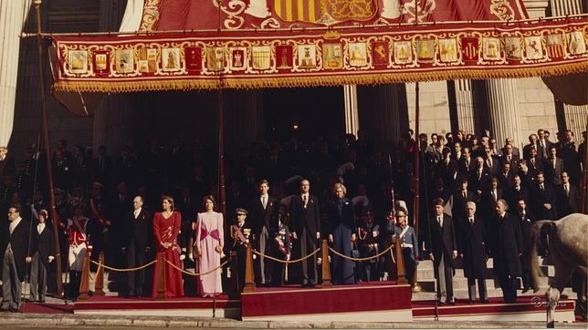 Desfile frente al Congreso en honor a la jura de la Constitución de Don Felipe