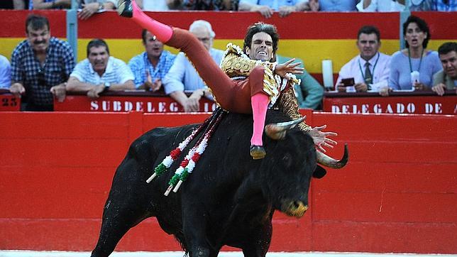 José Tomás, cogido en Granada, corta tres orejas