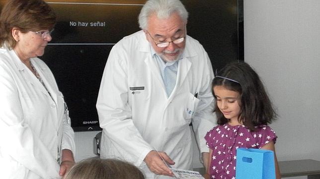 Una niña dona sus regalos de Comunión a una investigación sobre el cáncer