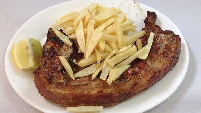 Suculenta chuleta de cerdo con papas fritas
