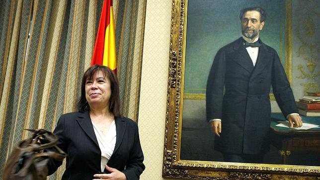 La exministra Cristina Narbona delante de un retrato del ex presidente del Gobierno Práxedes Mateo Sagasta
