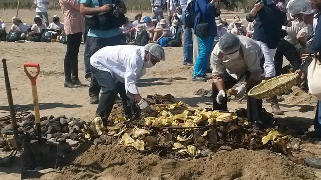 Cocinando bajo las dunas del desierto de Paracas