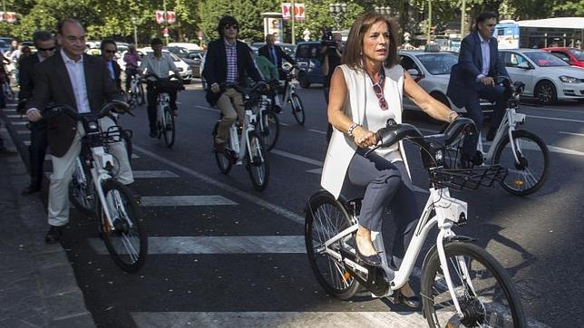 Ana Botella estrenó este lunes las bicis por el Paseo del Prado