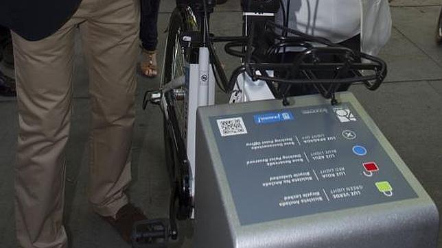 Las bases tienen un sistema de luces de colores para indicar cuál está libre, averiada o disponible