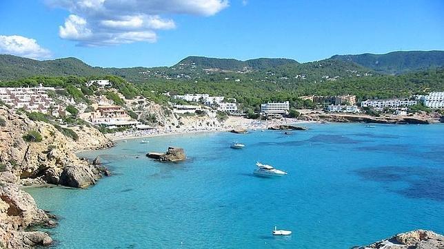 Fallece un turista en Ibiza al lanzarse al agua cuando participaba en una «party boat»