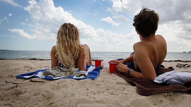Una pareja disfruta de un día soleado en una playa