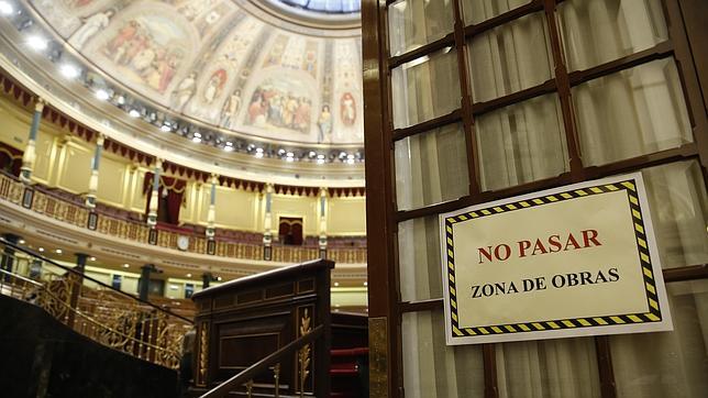 Un cartel marca la «zona de obras» mientras el Congreso se engalana para la proclamación