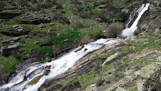 Agua y lanchares de piedra, en estado puro