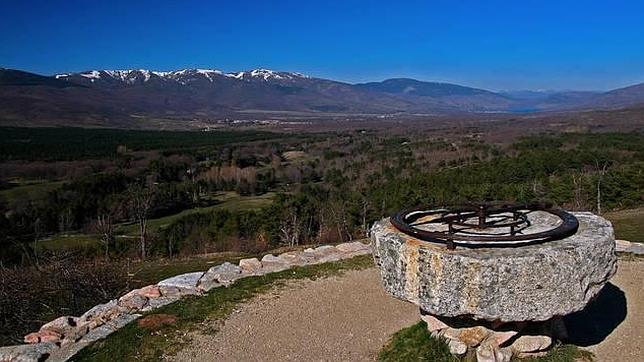 Mirador de los Robledos y la brújula que señala los picos montañosos