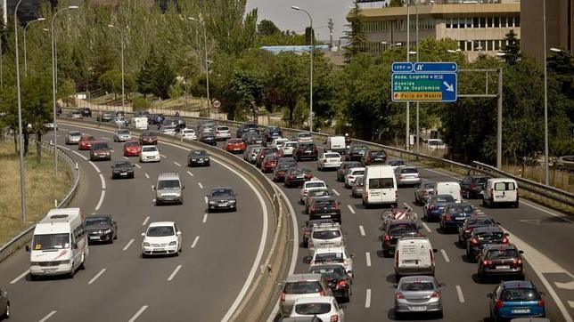 Los madrileños conducirán menos kilómetros este verano y ahorrarán 2.269