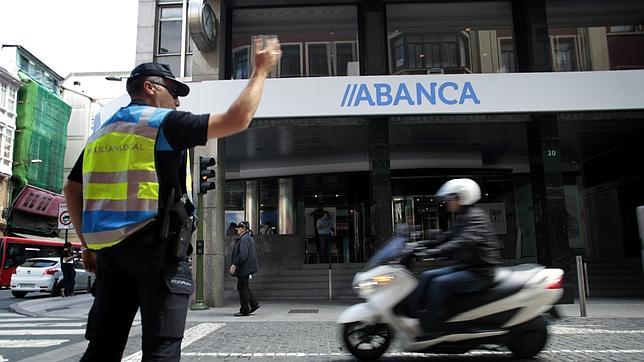 Ocho de cada diez empresas que ayudaron en el cambio de rótulos de Abanca son gallegas