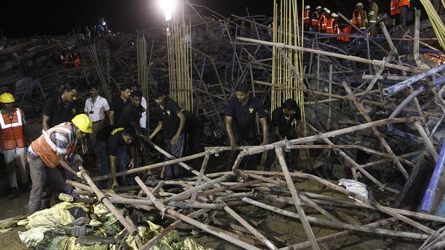 Al menos 19 fallecidos por el derrumbe de dos edificios en la India