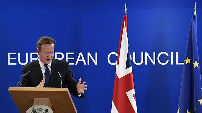 Cameron humilla y felicita a Juncker
