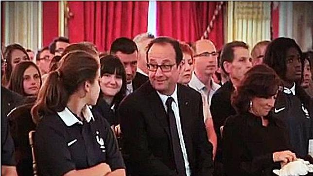 Hollande se divierte viendo el Mundial rodeado de chicas jóvenes