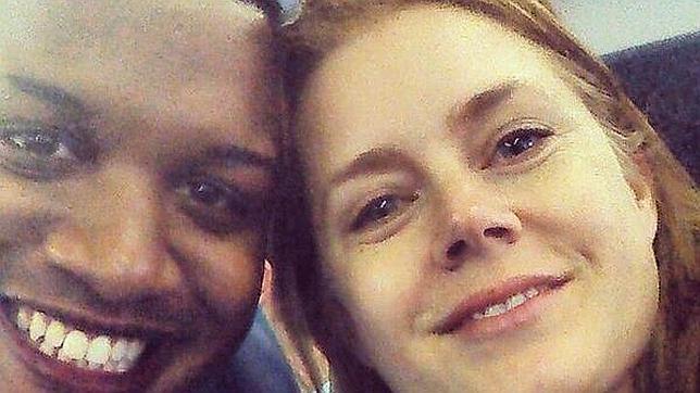 Amy Adams cede su asiento de primera en un vuelo a un soldado estadounidense