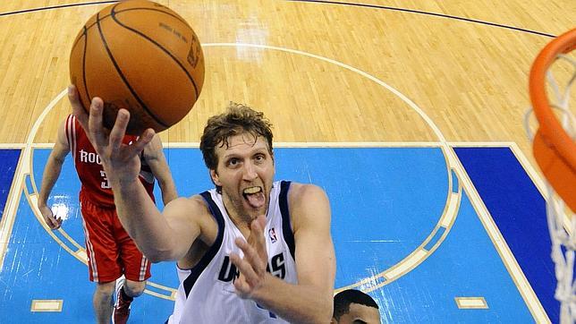 Una entrada a canasta de Dirk Nowitzki