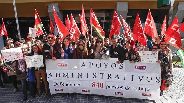 Las administraciones públicas han recortado 25.600 empleos en un año