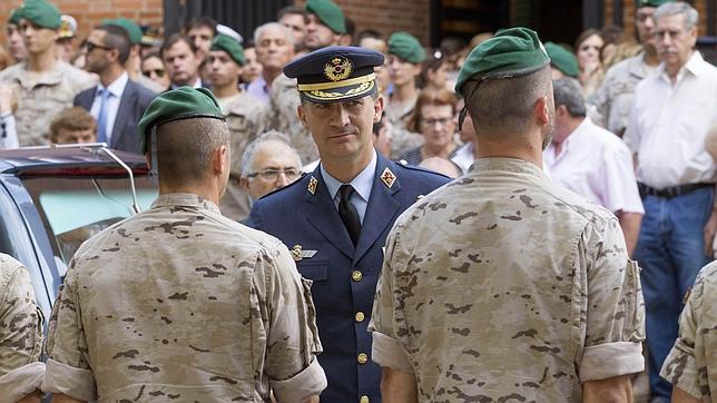 El Rey asiste al funeral de un compañero