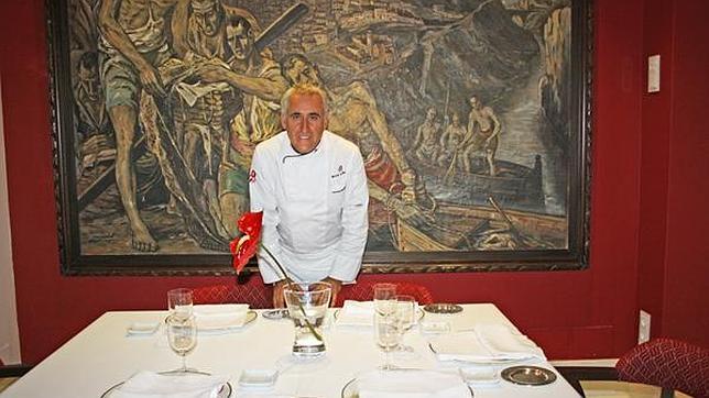 Adolfo Muñoz, en su restaurante de Toledo, junto a un cuadro del gran Guerro Malagón