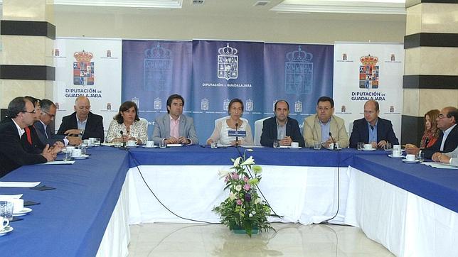 La Diputación de Guadalajara es la que más recorta su deuda en la región