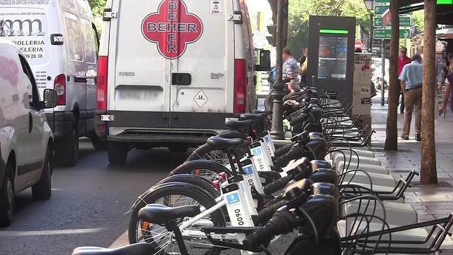 Los aparcamientos de bicis públicas «quitan sitio» pero son «un mal menor»