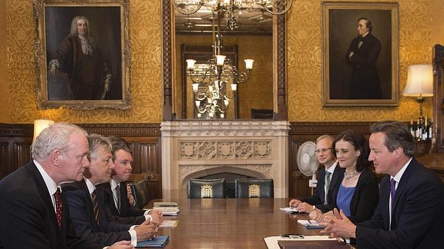 Cameron recibe al Sinn Féin por primera vez para aplacar la tensión por las marchas orangistas