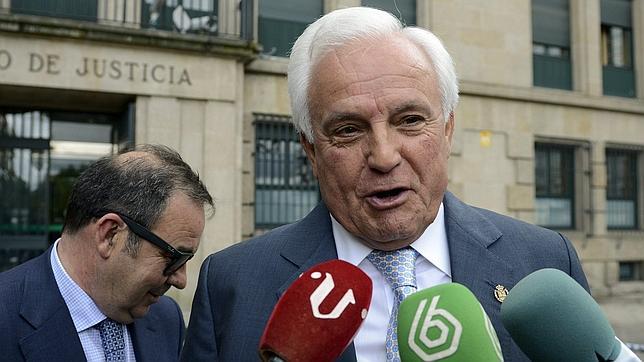 Los jefes de servicio contradicen a Baltar y le señalan como único responsable