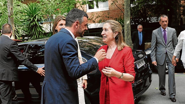 Pastor y Vila chocan en Barcelona por el fondo común para puertos