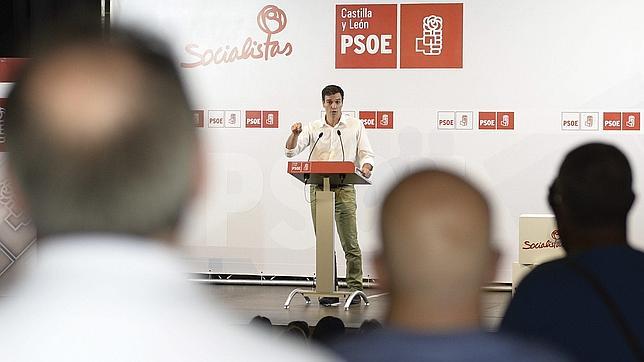 Sánchez propone a Madina que el debate entre los aspirantes sea «de guante blanco»