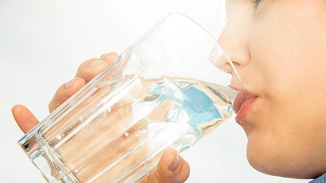 Los españoles beben poca agua