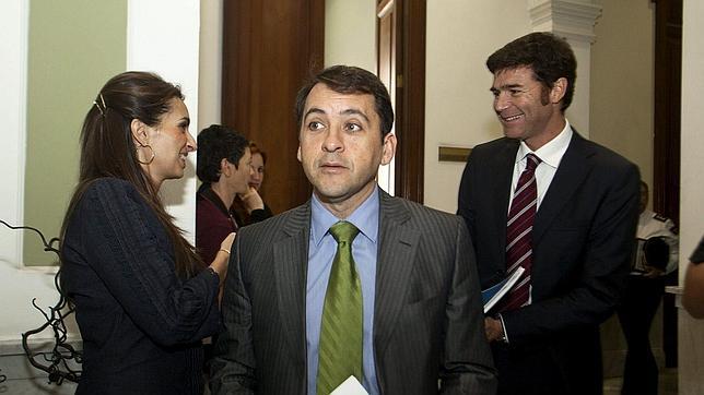 En primer plano el alcalde de Santa Cruz, José Manuel Bermúdez