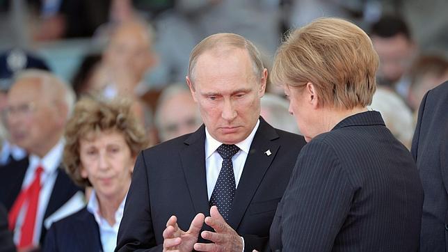 Hollande y Merkel piden a Putin que vele por cumplir el acuerdo de Berlín