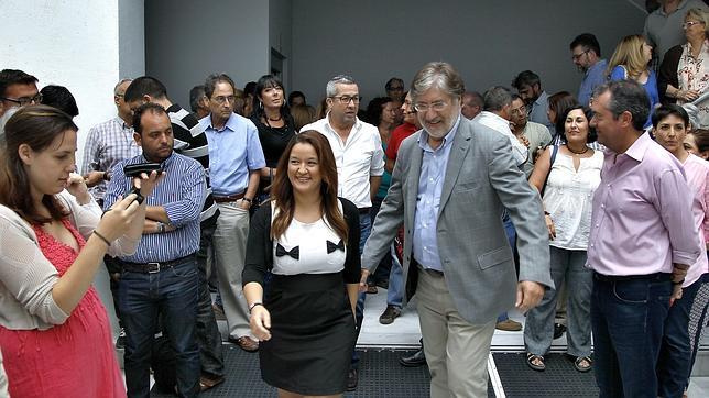 El candidato a la secretaría general del PSOE, José Antonio Pérez Tapias, en un encuentro con militantes del partido