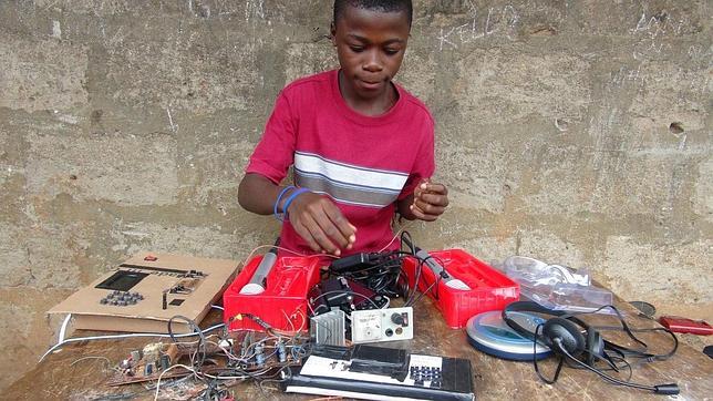 La asombrosa historia del niño que «estudió» ingeniería en un vertedero de Sierra Leona