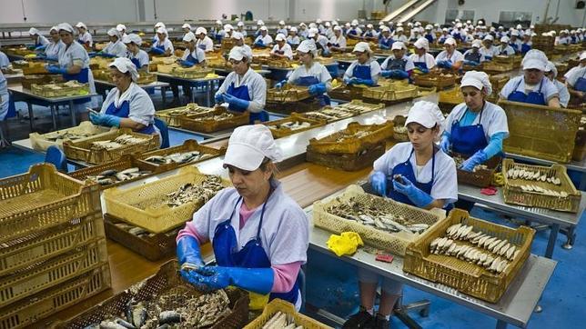 Trabajadoras de la fábrica conservadora Usisa, en Huelva