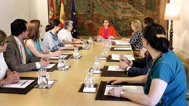 La presidenta de Castilla-La Mancha, Maria Dolores de Cospedal, durante una reunión reciente en Toledo con colectivos sociales de la región