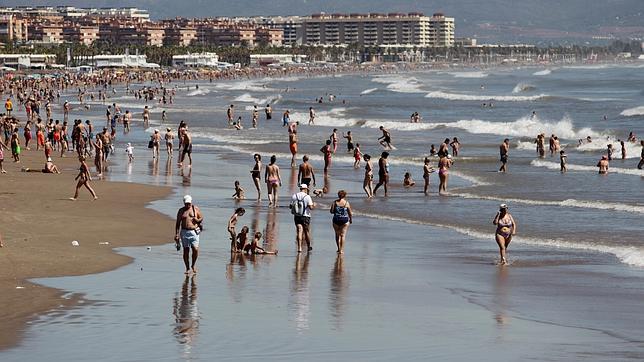 Desactivan dos proyectiles de la Guerra Civil en la playa de la Malvarrosa