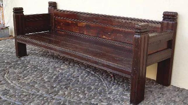 Banco macizo de madera del hotel Santa María de El Paular