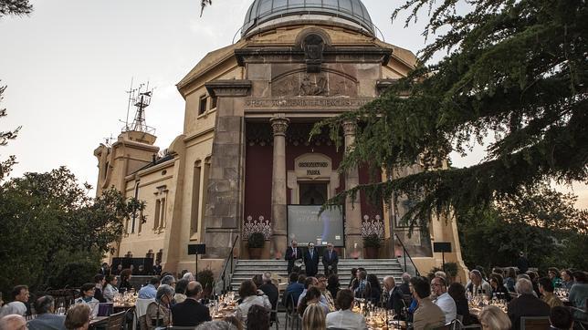 Cena bajo junto al Observatorio Fabra en la montaña del Tibidado