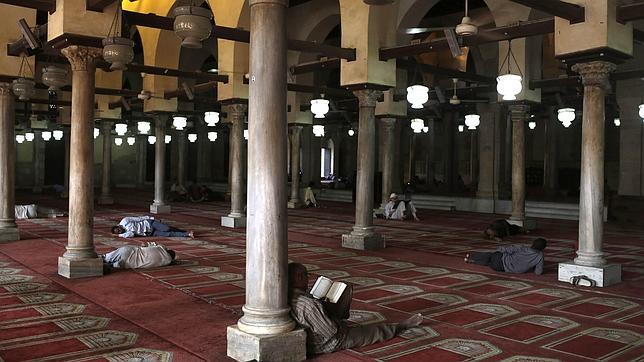 Interior de una mezquita de El Cairo