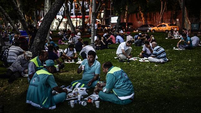 Centenares de musulmanes comen en un parque de Turquía