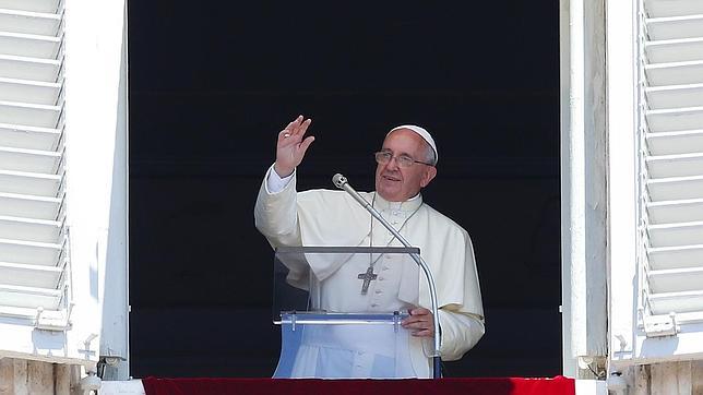 Francisco en el Ángelus: «¡Cuánto daño hace a los que sufren la indiferencia de los cristianos!»