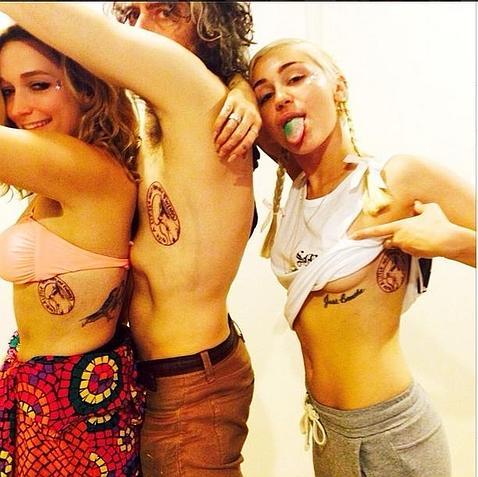 La noche loca de Miley Cyrus: extraños disfraces, tatuajes y marihuana