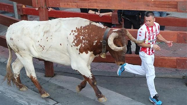 Hombre a punto de ser embestido por un toro