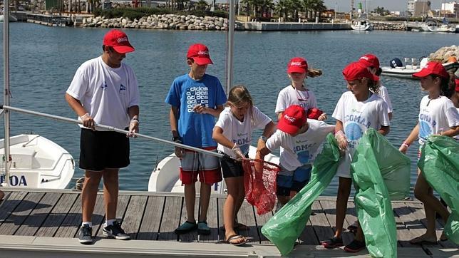 Theresa Zabell impulsa con el RCNV la limpieza de costas