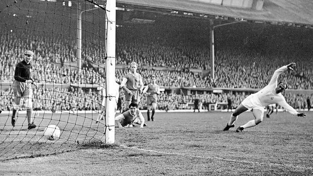 Di Stéfano marcó tres goles en la final más bella de la historia, ante el Eintracht en el 7-3 de Glasgow