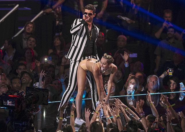 Robin Thicke: del baile sensual con Miley Cyrus a vender 530 copias de su disco en Reino Unido